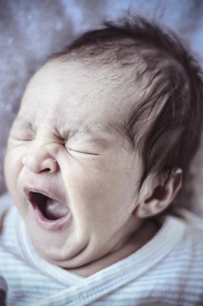 Bambino appena nato rannicchiato che dorme su una coperta — Foto Stock