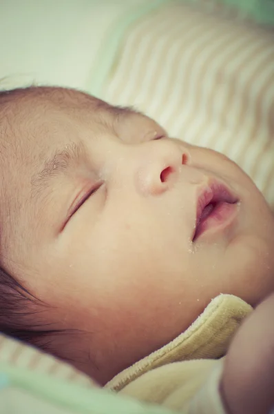 Slaap, pasgeboren rustig slapen, foto van een baby opgerold — Stockfoto