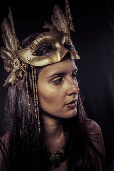 Portret model z złota maska i błyszczące rzęsy. — Zdjęcie stockowe