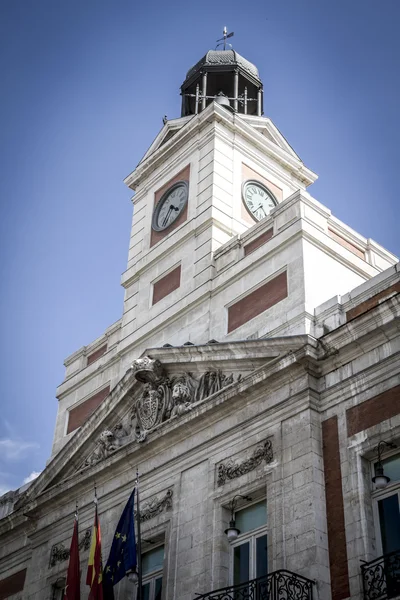 Bank in madrid, Spanje — Stockfoto