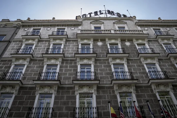 Bank in madrid, Spanje — Stockfoto