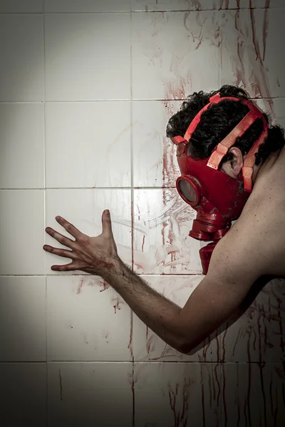 Homem com manchas de sangue na máscara de gás — Fotografia de Stock