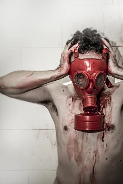 Homme avec des taches de sang dans le masque à gaz — Photo