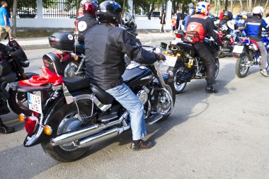 Motosiklet'ın krom motoru. Bisiklet bir sokakta