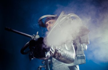 büyük silah ile astronot.