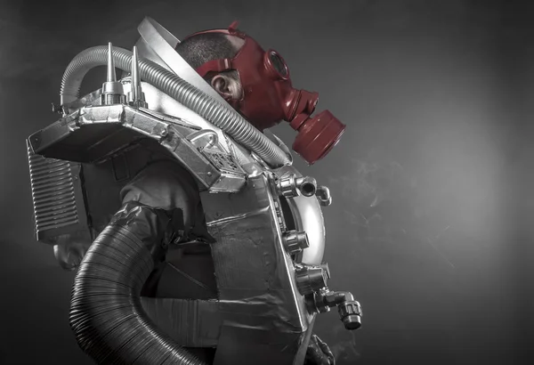 Astronaute avec masque à gaz rouge — Photo