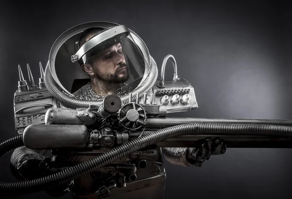 Astronauta con arma enorme . — Foto Stock