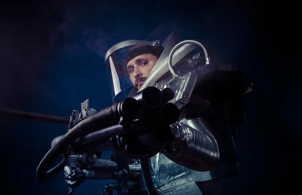Astronaut met enorme wapen. — Stockfoto