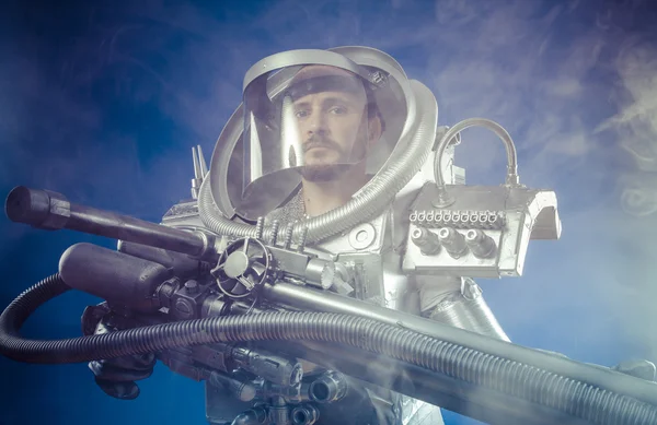 Astronaut med stort vapen. — Stockfoto