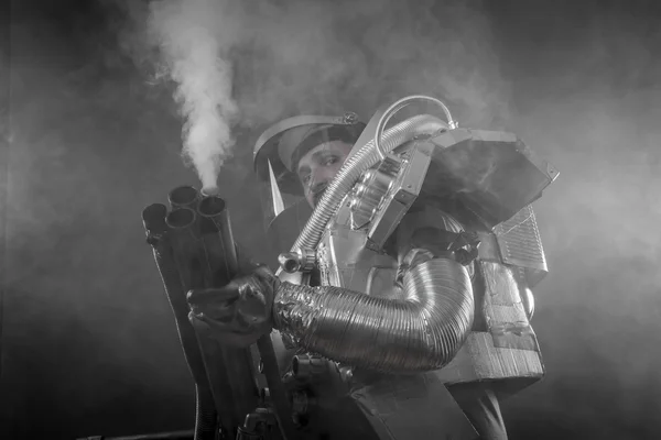 Astronauta con arma enorme . — Foto de Stock