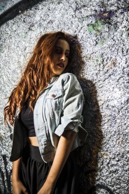 graffiti arka planda kadın