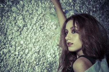 graffiti arka planda kadın