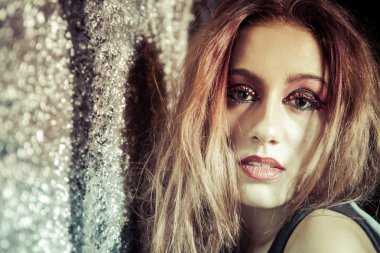 graffiti arka planda kadın.