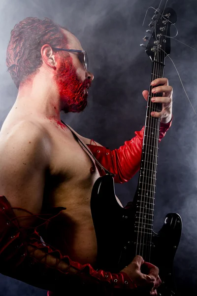 Kırmızı deri giyen gitarist — Stok fotoğraf