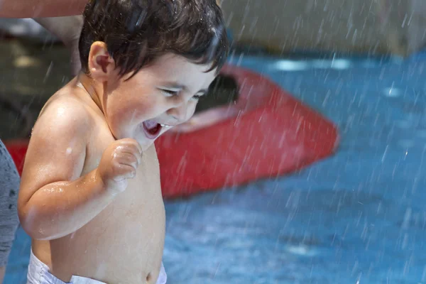 Kind spielen im pool — Stockfoto