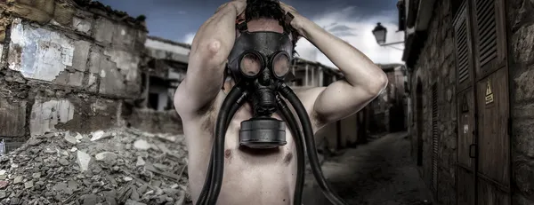 Post apocalyptic survivor in gas mask — Stock Photo, Image