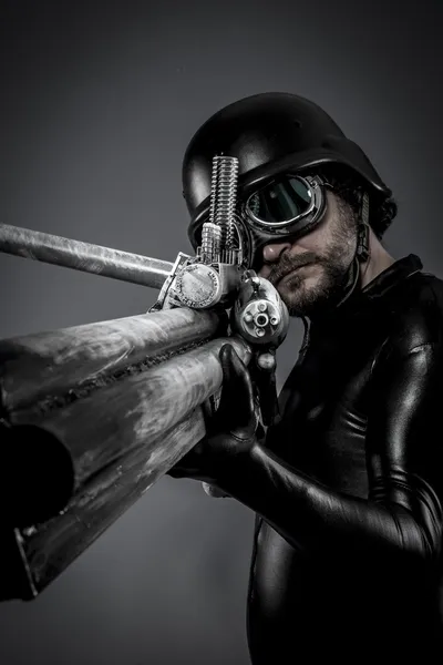 Keskin nişancı ile büyük plazma tüfeği — Stok fotoğraf