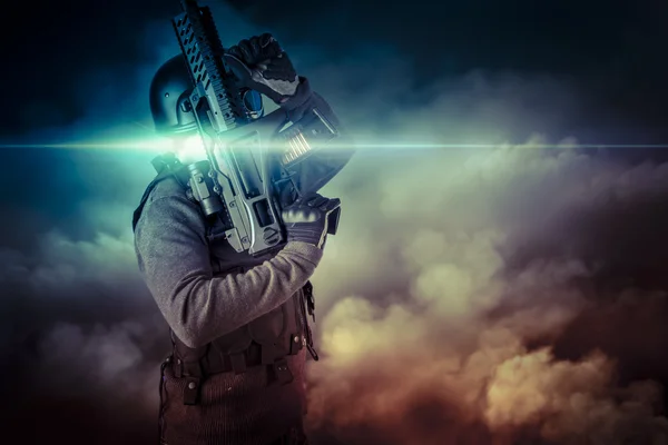 Soldat in Uniform mit Gewehr — Stockfoto