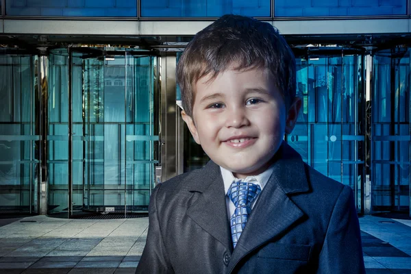 Kind gekleed zakenman pak — Stockfoto