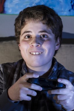 Çocuk oyun oynarken joystick ile