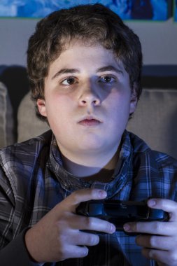 Çocuk oyun oynarken joystick ile