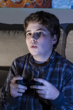 Çocuk oyun oynarken joystick ile