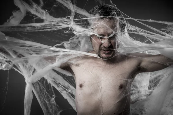 Homem emaranhado na teia de aranha — Fotografia de Stock