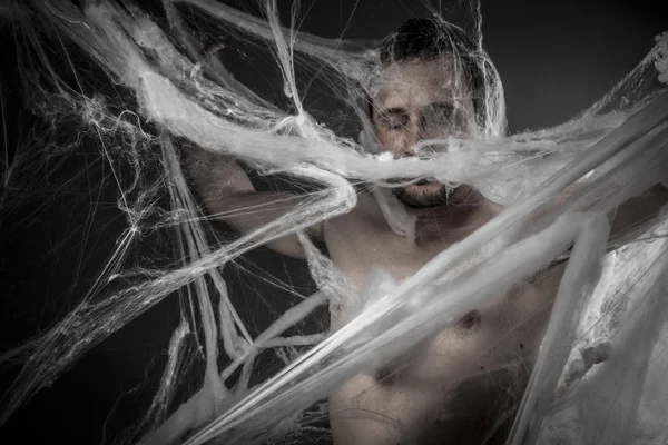 Hombre enredado en telaraña —  Fotos de Stock