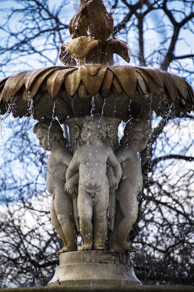 Vodní fontána v parku retiro — Stock fotografie