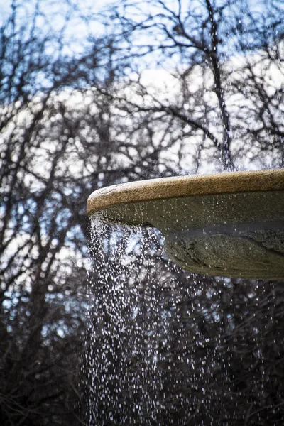Fontaine à eau dans le parc Retiro — Photo