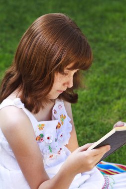 Kitap okuyan kız.
