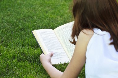 Kız Açık bir kitap okuma