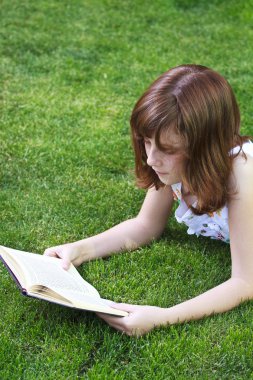 Kitap okuyan kız.