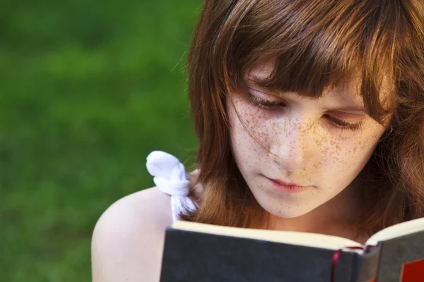 पुस्तक वाचत मुलगी — स्टॉक फोटो, इमेज