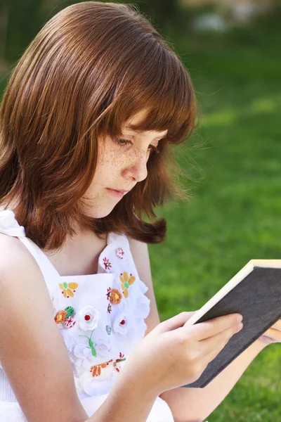 Menina lendo um livro — Fotografia de Stock