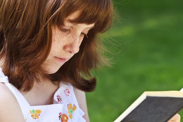 책을 읽는 소녀 — 스톡 사진