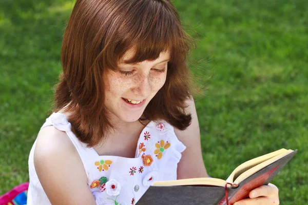 Menina lendo um livro — Fotografia de Stock