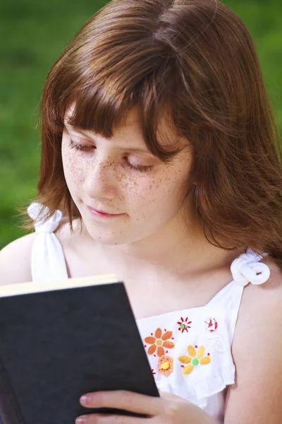 Mädchen liest ein Buch — Stockfoto