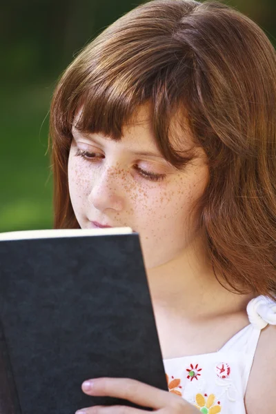 Meisje dat een boek leest — Stockfoto