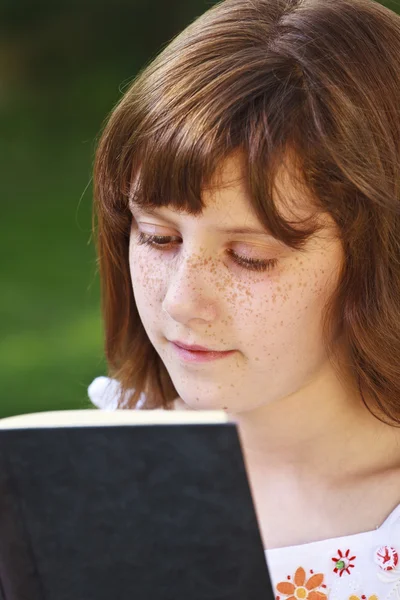 Meisje dat een boek leest — Stockfoto