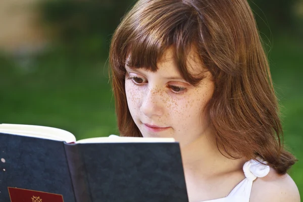 Mädchen liest ein Buch — Stockfoto