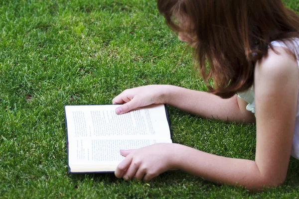 Menina lendo um livro — Fotografia de Stock