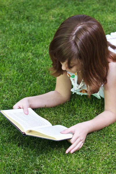 Girl reading a book — Stock Photo, Image