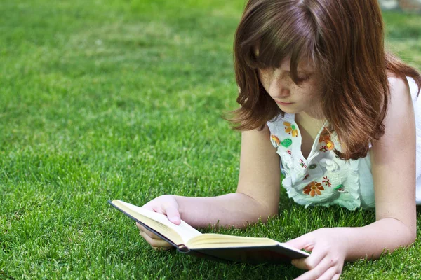 Meisje dat een boek leest — Stockfoto