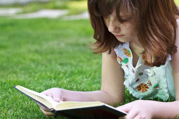 Meisje dat een boek leest — Stockfoto