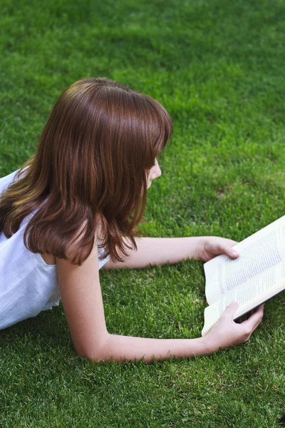 Pige læser en bog - Stock-foto