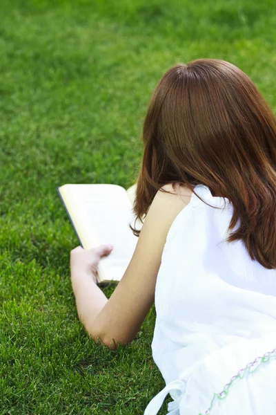 Meisje het lezen van een boek buiten — Stockfoto