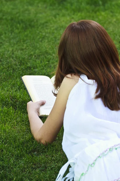 Menina lendo um livro ao ar livre — Fotografia de Stock