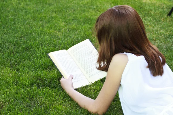 Menina lendo um livro ao ar livre — Fotografia de Stock