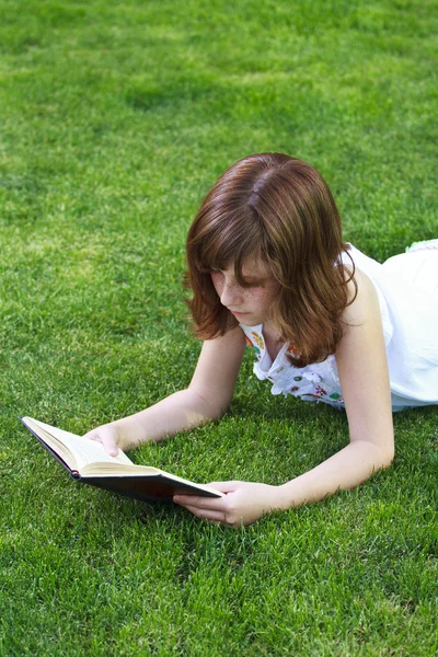 Pige læser en bog - Stock-foto